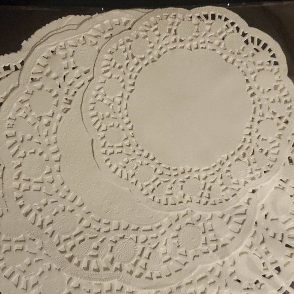 Caterer's Corner Multipack Round Doilies 32 pc per pack (2 packs included) - Picture 5 of 6